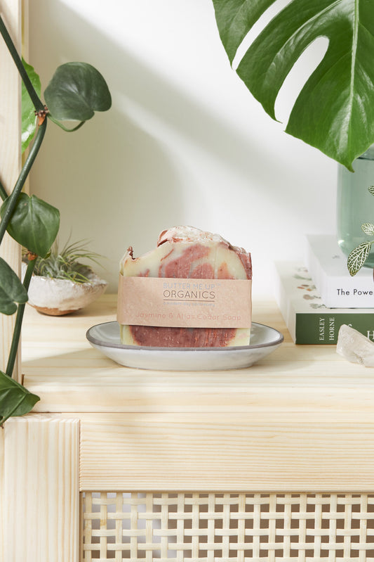 Jabón orgánico con aceites esenciales de jazmín, cedro del Atlas y pino